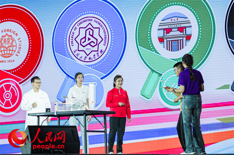 陳夢(mèng)與南開學(xué)子互動(dòng)。人民網(wǎng)記者 于凱攝