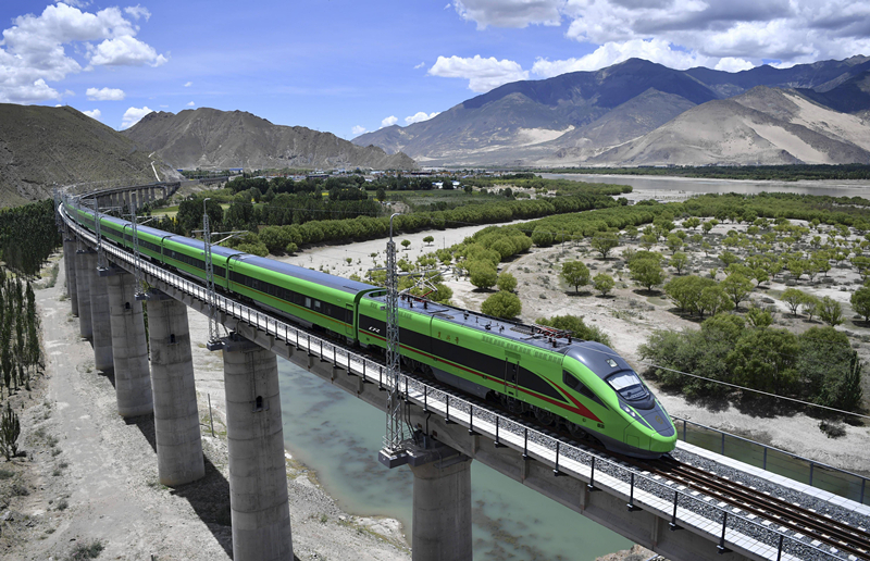 2022年6月22日，復(fù)興號列車行駛在西藏山南境內(nèi)。