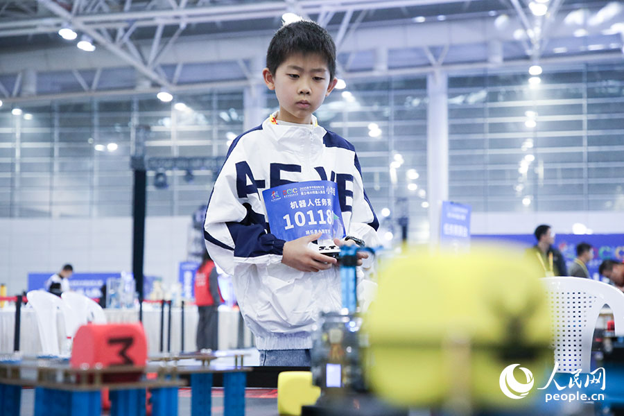 參加2025數字中國創(chuàng)新大賽青少年AI機器人賽道決賽的小選手。人民網記者 焦艷攝