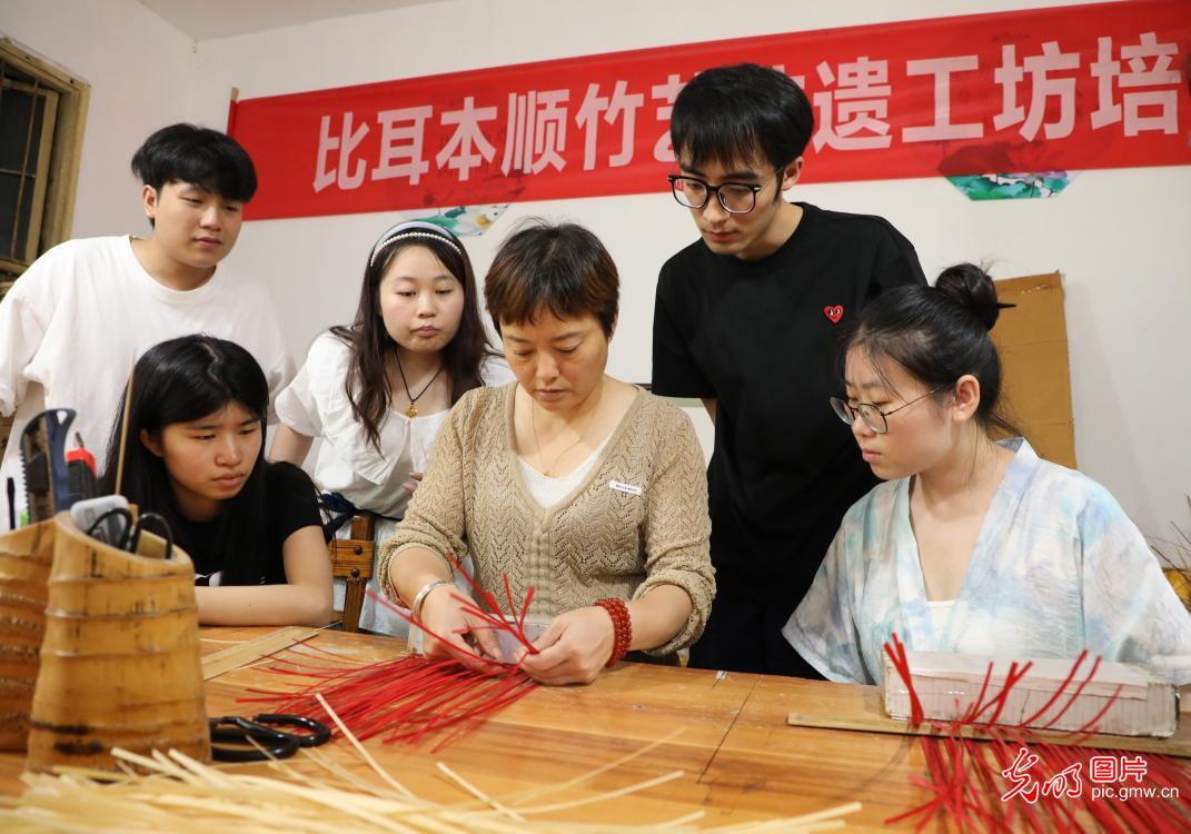 直播助農(nóng)、健康義診、扮靚街巷……青年學(xué)子暑期返鄉(xiāng)服務(wù)桑梓