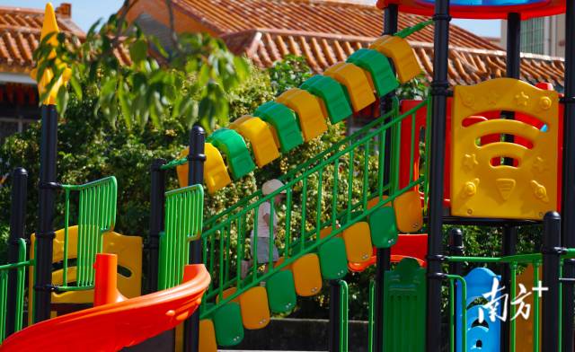 崖口村近年來(lái)也大力發(fā)展村里的基礎(chǔ)設(shè)施建設(shè)，尤其為老人和小孩提供更多的休閑娛樂(lè)場(chǎng)所。