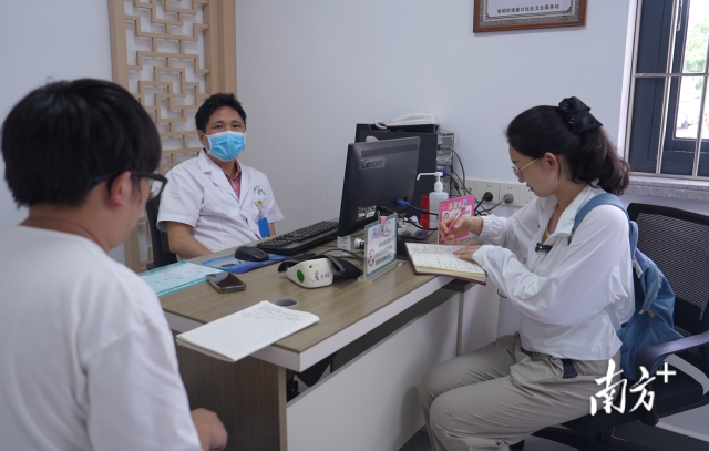 公共服務(wù)調(diào)研組在崖口村衛(wèi)生站調(diào)研。