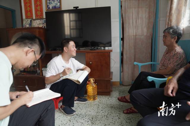 文化組的兩名成員正入戶探訪。