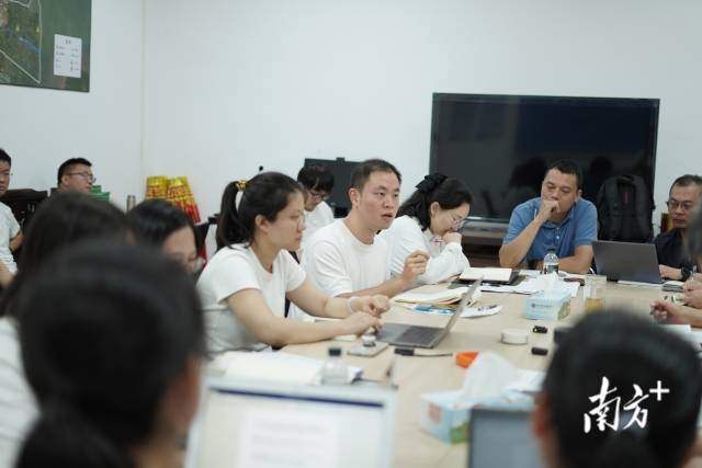 “夜總會(huì)”現(xiàn)場(chǎng)。