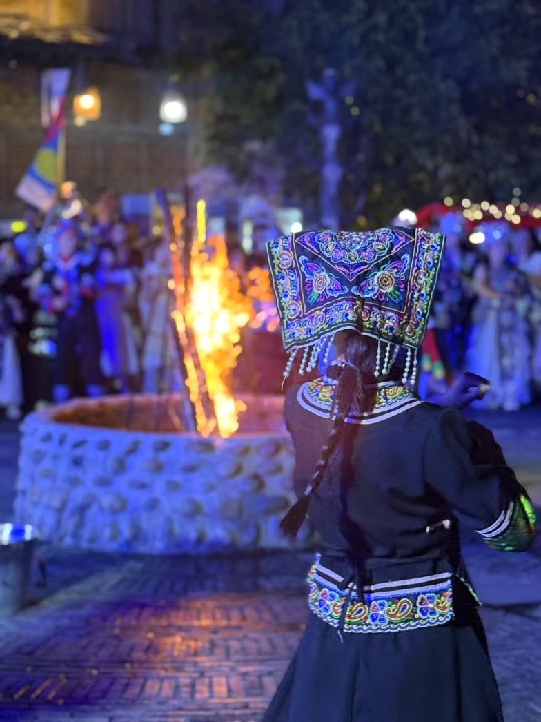 2025年7月，貴州烏江寨“萬人打跳夜”現(xiàn)場。受訪者供圖