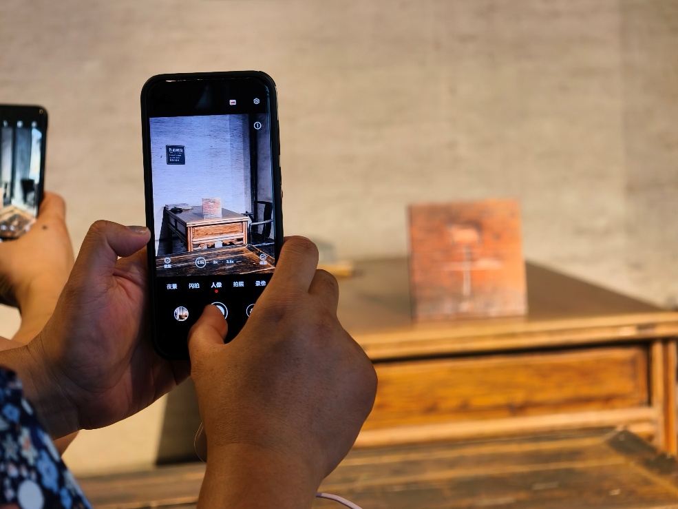 2025年7月15日，暑期研學團小朋友在浙江省紹興市三味書屋拍攝魯迅讀書座位及課桌上的“早”字。受訪者供圖