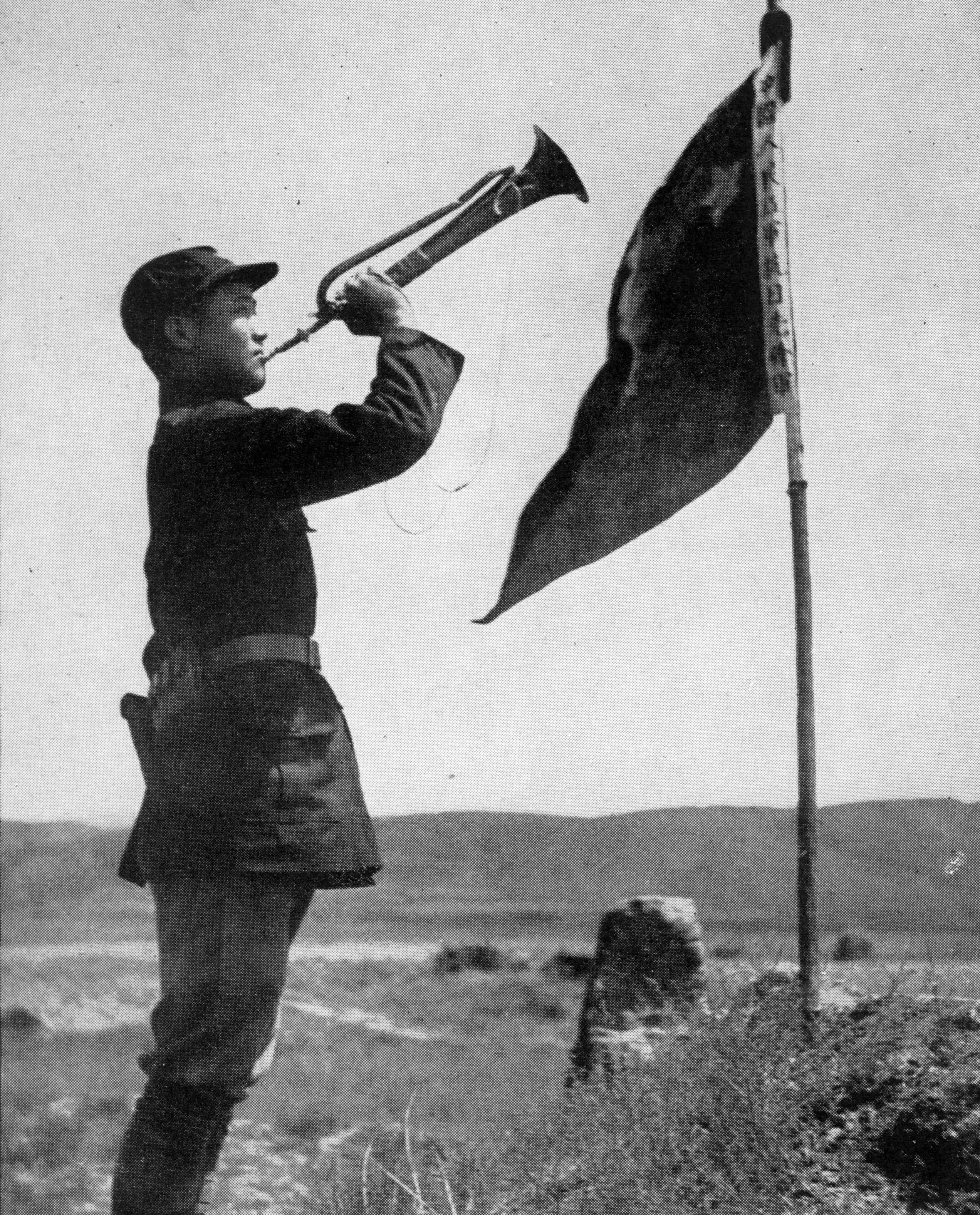 斯諾在預(yù)旺堡拍攝的紅軍司號員，他身邊的旗子上寫著“中國人民紅軍抗日先鋒隊”。