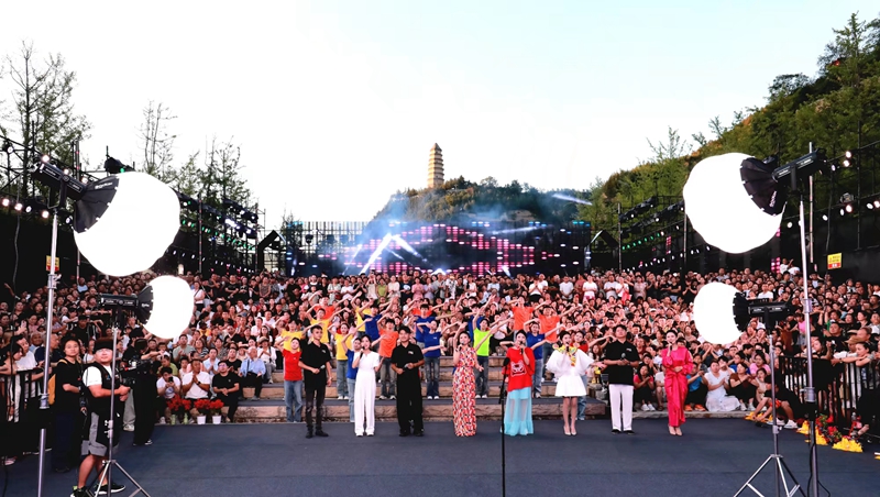 “寶塔山下唱民歌”活動現(xiàn)場盛況。加向前攝