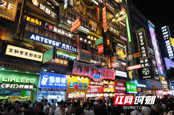 “五一”假期五一商圈客流激增，網(wǎng)紅長沙再現(xiàn)頂流效應。.jpg