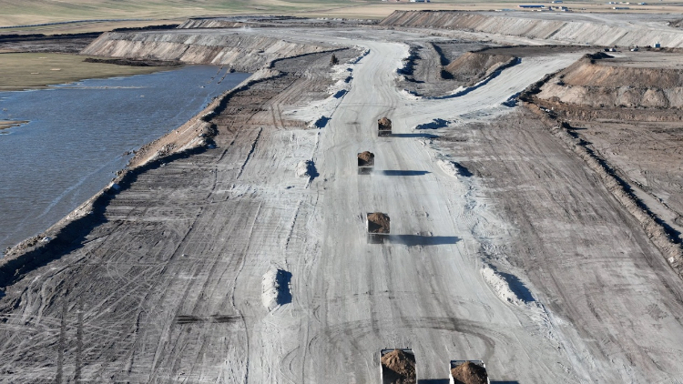 徐工無人電動(dòng)礦卡行駛在內(nèi)蒙古華能伊敏露天礦區(qū)。受訪對(duì)象供圖