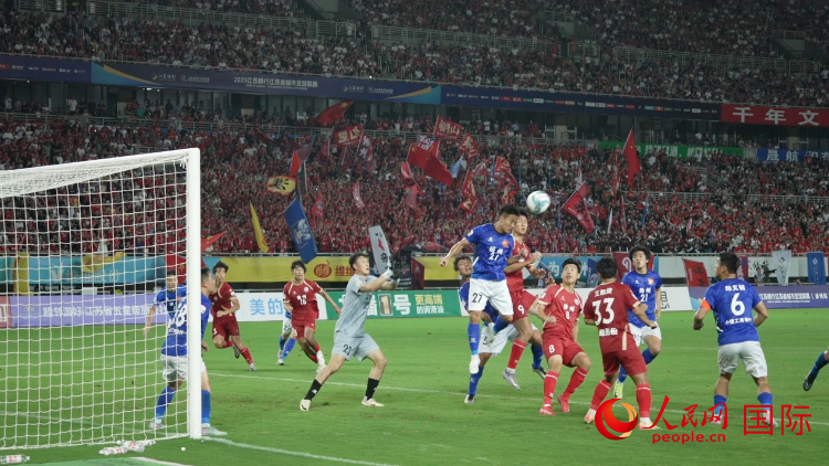 “蘇超”比賽現(xiàn)場(chǎng)。人民網(wǎng)記者 余樂攝