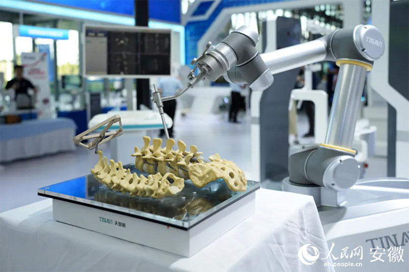 2024世界制造業(yè)大會(huì)上展出的骨科手術(shù)機(jī)器人。人民網(wǎng)記者 王銳攝