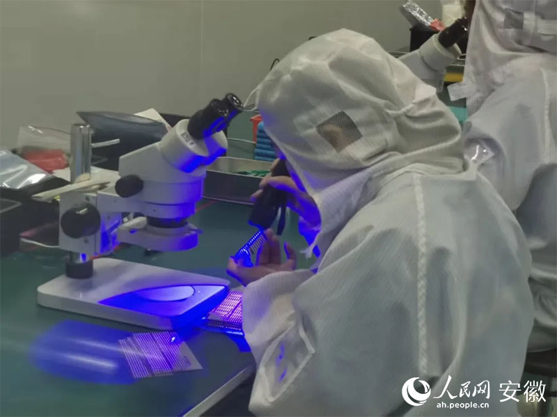 金張科技帶動(dòng)下，超100家功能膜新材料企業(yè)在太湖縣集聚。人民網(wǎng)記者 胡雨松攝