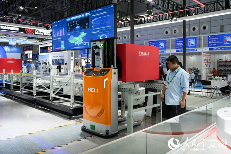 2024世界制造業(yè)大會(huì)上，合力將智能數(shù)據(jù)工廠系統(tǒng)帶進(jìn)展會(huì)。人民網(wǎng)記者 王銳攝