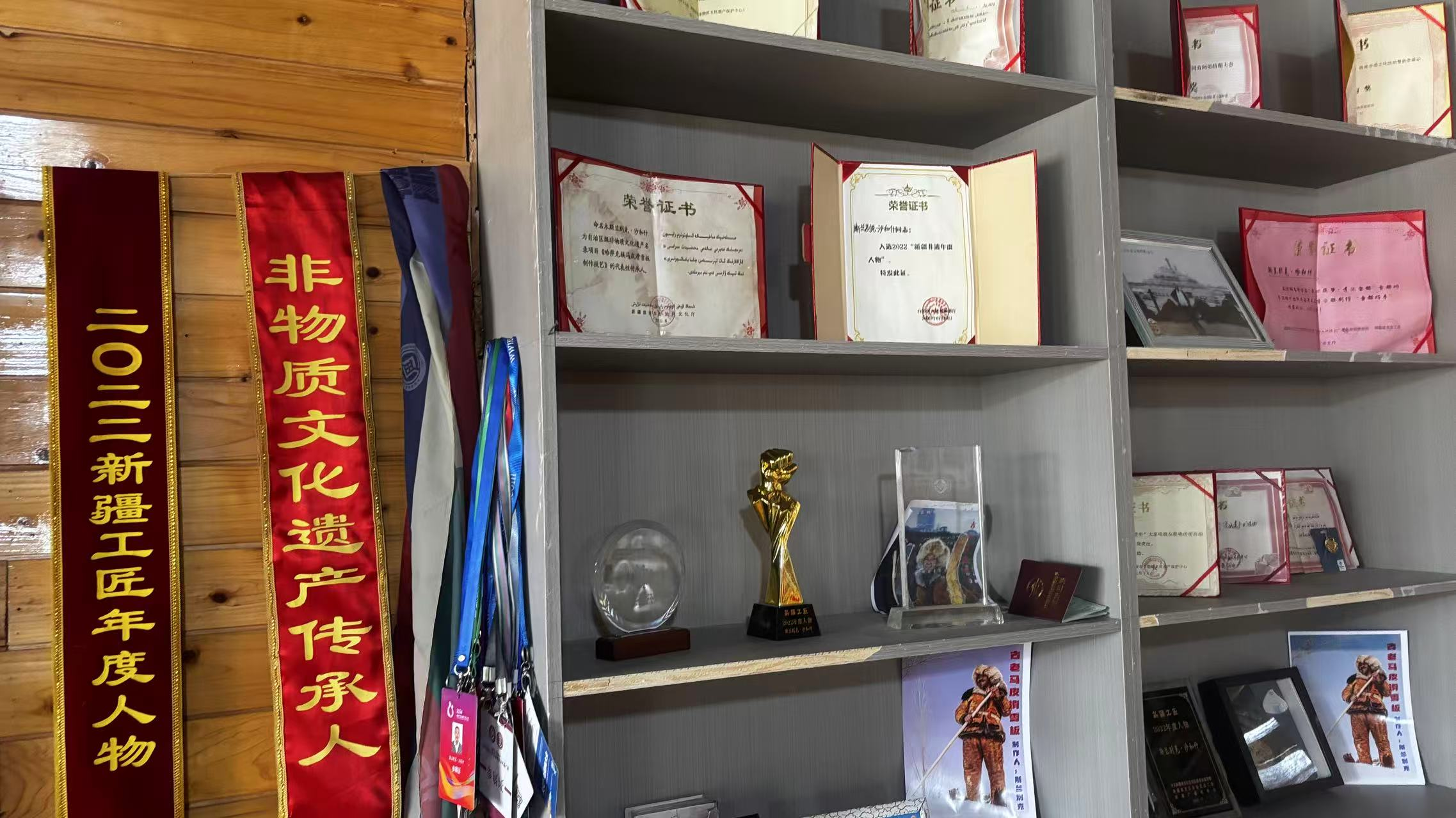 農(nóng)牧民古老毛皮滑雪板制作培訓(xùn)基地榮譽(yù)墻一角。