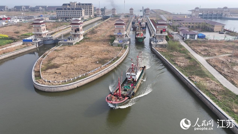 接鮮船駛過南通啟東呂四漁港船閘。人民網(wǎng)記者 余樂攝