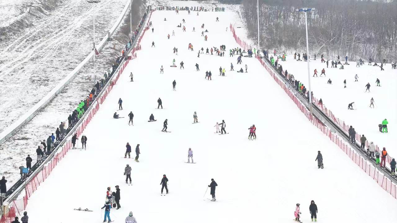 沈陽(yáng)怪坡國(guó)際滑雪場(chǎng)迎來眾多滑雪愛好者。人民網(wǎng)記者 孝媛攝