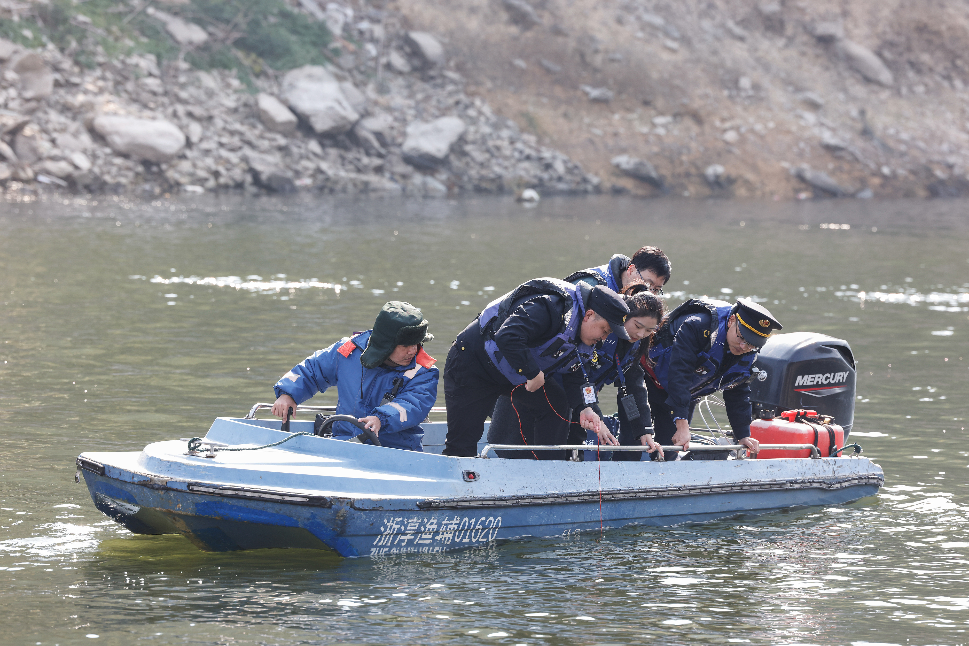 2025年12月4日，浙江杭州淳安縣與安徽黃山歙縣紀(jì)檢監(jiān)察干部及綜合行政執(zhí)法人員對浙皖交界的新安江鳩坑口水域進(jìn)行常態(tài)化巡河，共同保護(hù)漁業(yè)資源和水域生態(tài)環(huán)境。