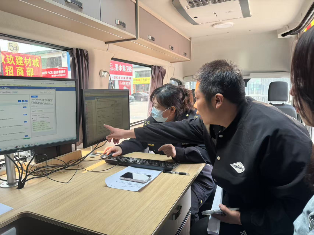 沈陽市大東區(qū)市場監(jiān)督管理局將政務(wù)服務(wù)窗口“搬”到商戶“家門口”，現(xiàn)場為經(jīng)營主體集中辦理并頒發(fā)營業(yè)執(zhí)照。沈陽市營商局供圖