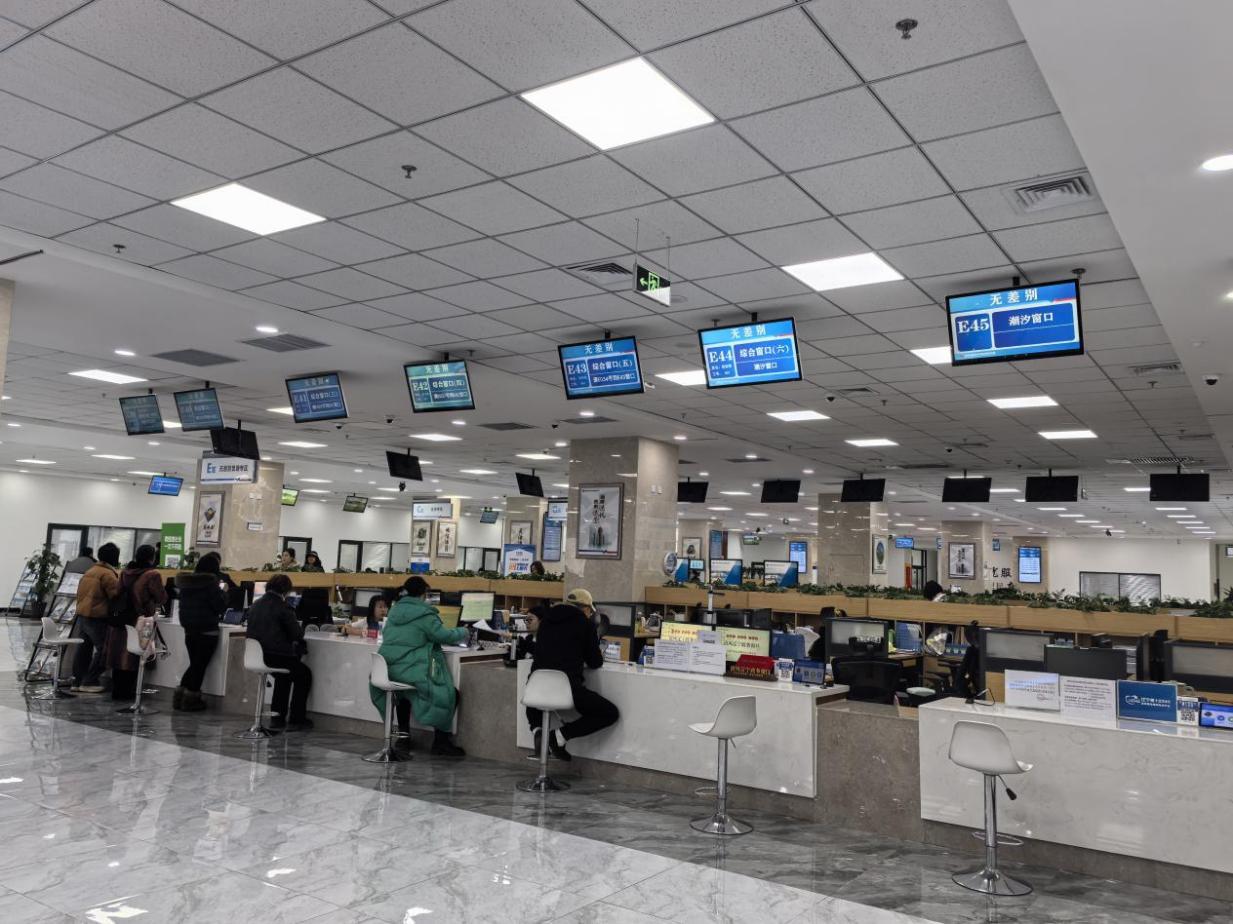 沈陽市蘇家屯區(qū)創(chuàng)新推出全程網(wǎng)辦、網(wǎng)上申辦+材料郵寄等多元辦理模式，打破傳統(tǒng)政務(wù)服務(wù)的時(shí)空限制。蘇家屯區(qū)委宣傳部供圖