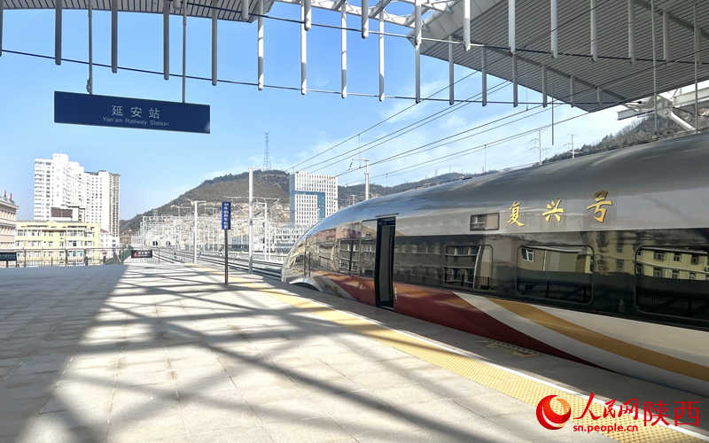 2025年12月26日，C9312次復(fù)興號列車抵達延安站。人民網(wǎng)記者 鄧楠攝