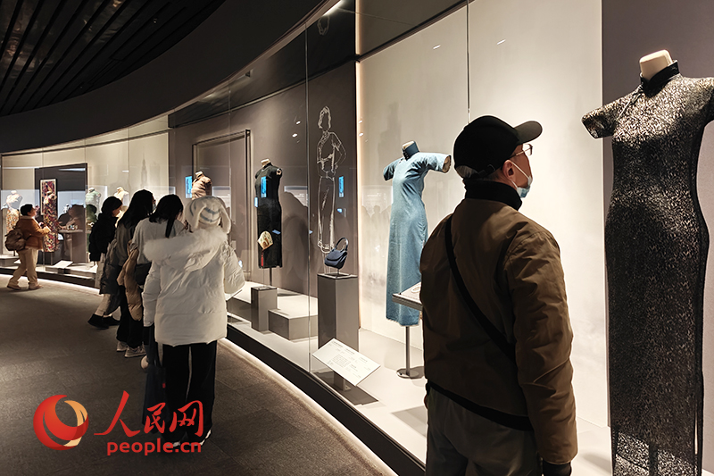 觀眾在上海博物館參觀展覽。人民網(wǎng)記者 韋衍行攝