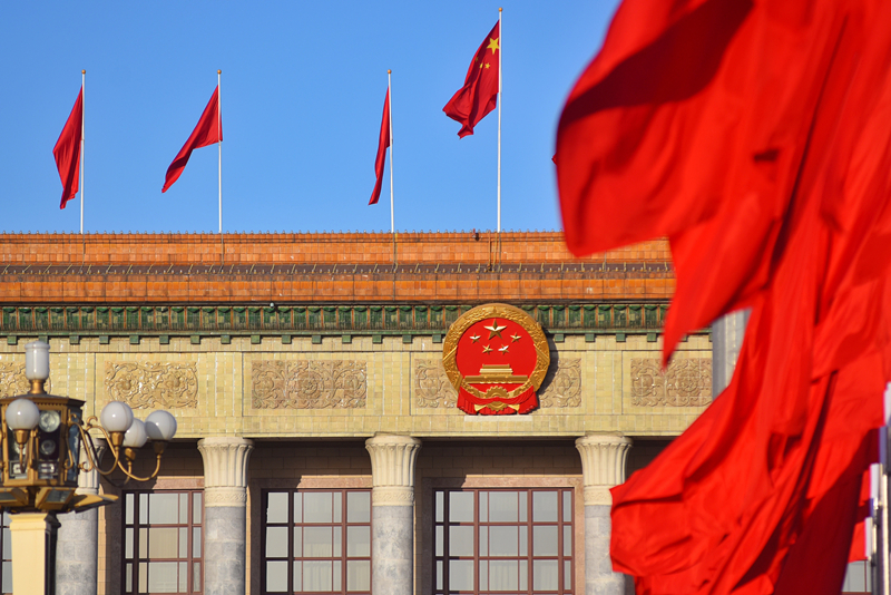 2024年3月8日，北京上空現(xiàn)“兩會(huì)藍(lán)”，人民大會(huì)堂前紅旗飄揚(yáng)。