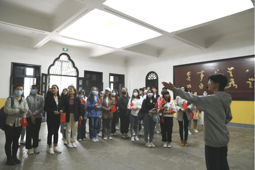 2021年5月20日，在喜迎中國共產(chǎn)黨建黨100周年之際，我校開展了少數(shù)民族學(xué)生“學(xué)黨史、感恩黨、跟黨走”紅色研學(xué)活動。