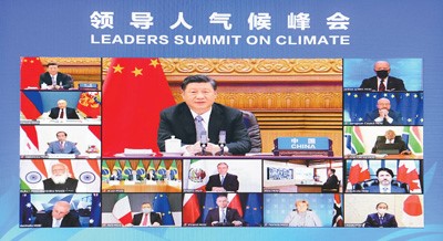 2021年4月22日晚，應(yīng)美國總統(tǒng)拜登邀請，國家主席習(xí)近平在北京以視頻方式出席領(lǐng)導(dǎo)人氣候峰會，并發(fā)表題為《共同構(gòu)建人與自然生命共同體》的重要講話。新華社記者 李 響攝