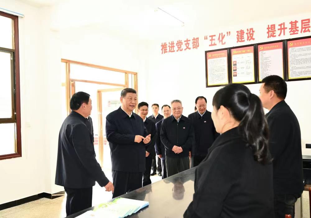 △2024年3月19日，習(xí)近平總書記在湖南常德市鼎城區(qū)謝家鋪鎮(zhèn)港中坪村黨群服務(wù)中心了解當(dāng)?shù)貫榛鶎訙p負(fù)、提升基層治理效能等情況。