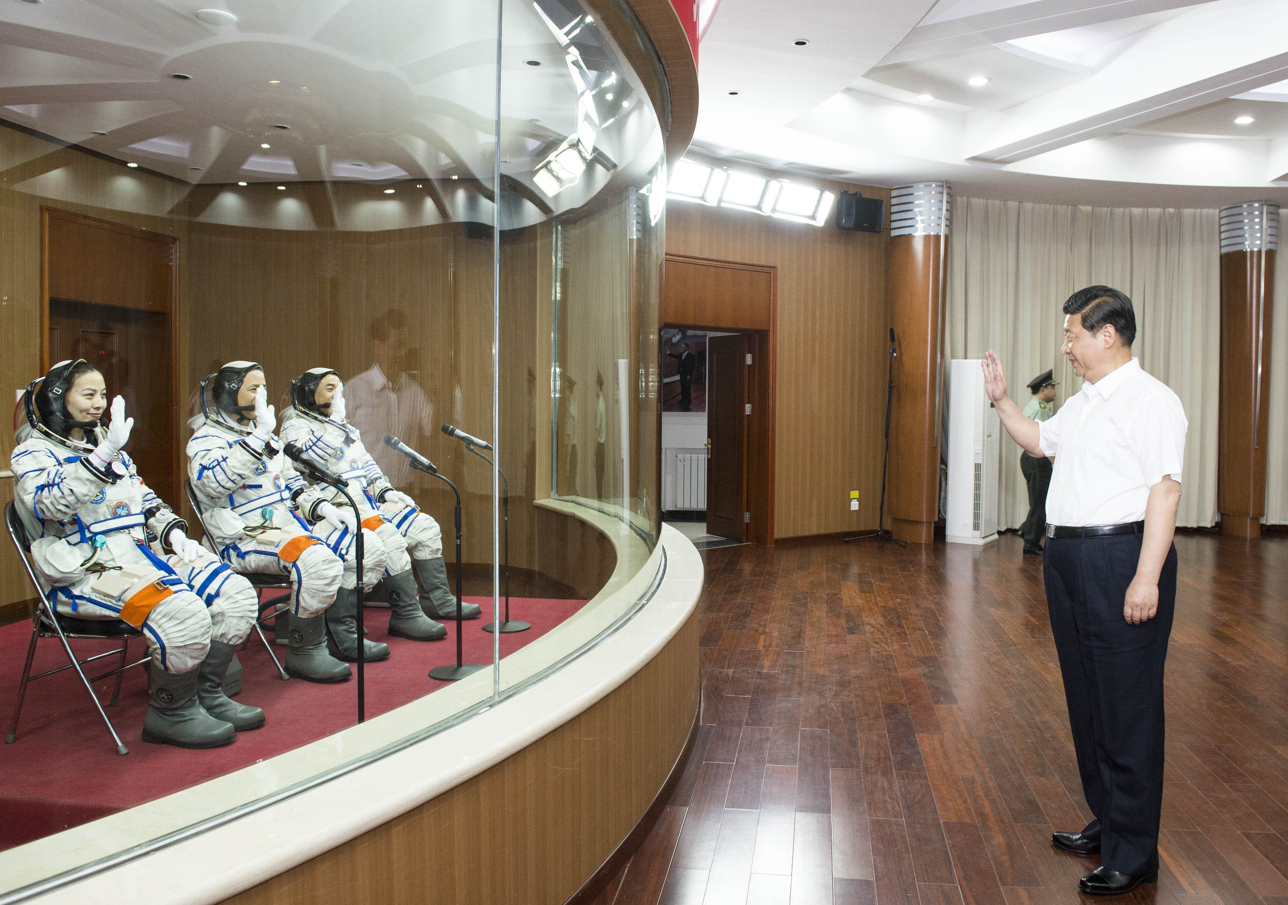2013年6月11日，習(xí)近平總書記在酒泉衛(wèi)星發(fā)射中心觀看神舟十號載人飛船發(fā)射。這是習(xí)近平向即將出征的航天員聶海勝、張曉光、王亞平揮手致意。