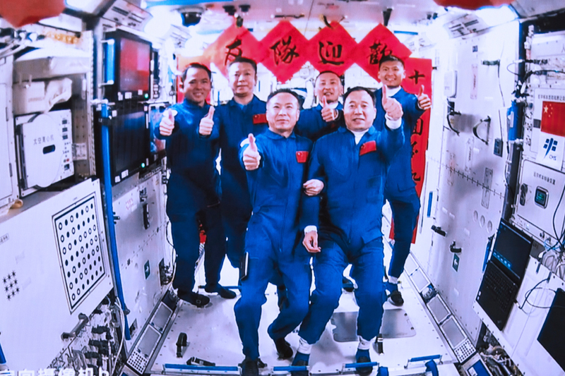 2023年5月30日，在北京航天飛行控制中心拍攝的神舟十五號航天員乘組與神舟十六號航天員乘組拍下“全家福”的畫面。
