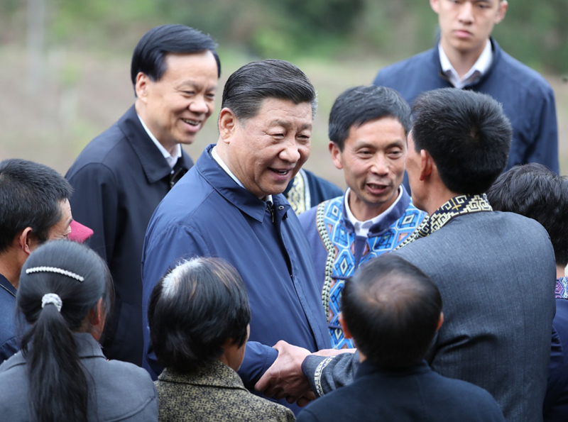 2019年4月15日至17日，中共中央總書記、國家主席、中央軍委主席習(xí)近平在重慶考察，并主持召開解決“兩不愁三保障”突出問題座談會。這是4月15日下午，習(xí)近平在石柱土家族自治縣中益鄉(xiāng)華溪村同村民親切交流。新華社記者 丁海濤 攝