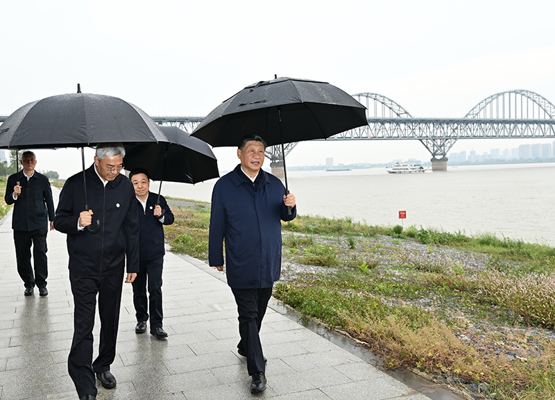 2023年10月10日至13日，中共中央總書記、國家主席、中央軍委主席習近平在江西考察。這是10日下午，習近平在長江國家文化公園九江城區(qū)段考察時，冒雨沿江堤步行察看沿岸風貌。新華社記者 謝環(huán)馳 攝