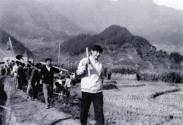 1989年12月2日，時任中共寧德地委書記的習(xí)近平帶領(lǐng)地直機(jī)關(guān)千余名干部到寧德縣南漈水利工地參加清溝排障修整水渠勞動。新華社發(fā)