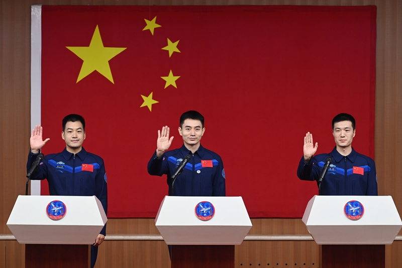 2024年月24日，神舟十八號(hào)載人飛行任務(wù)航天員葉光富（中）、李聰（右）、李廣蘇在酒泉衛(wèi)星發(fā)射中心問天閣與媒體記者集體見面。