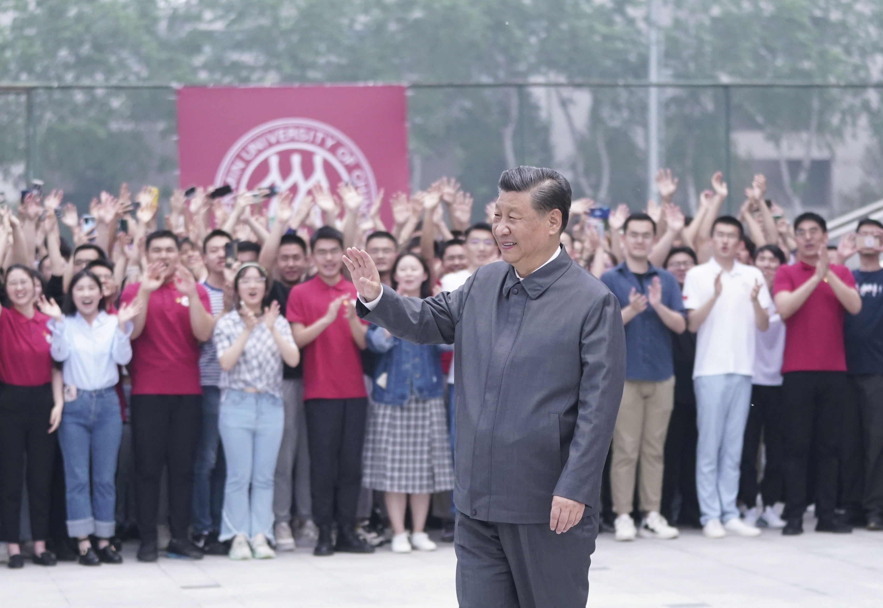 2022年4月25日，習(xí)近平總書記來到中國(guó)人民大學(xué)考察調(diào)研。這是習(xí)近平向師生們揮手致意。
