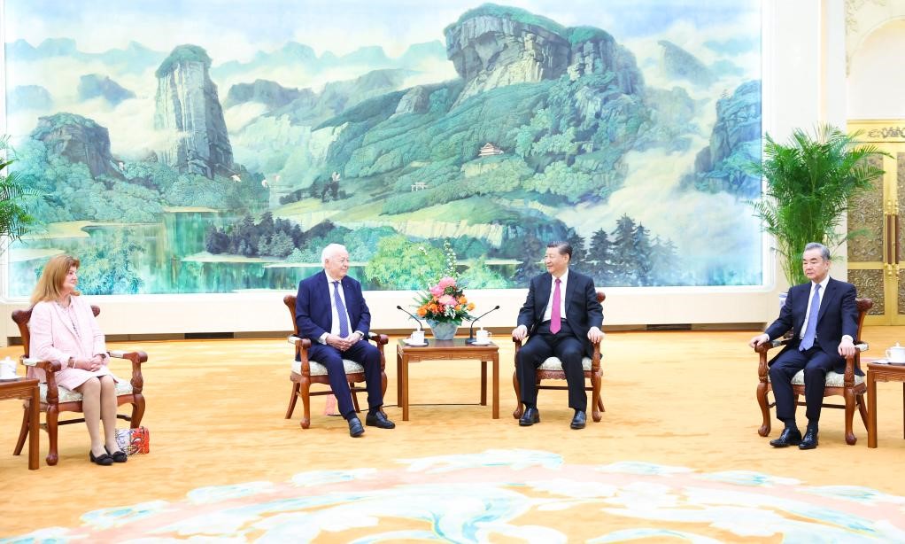 2024年4月8日，國(guó)家主席習(xí)近平在北京人民大會(huì)堂會(huì)見法國(guó)梅里?；饡?huì)主席梅里埃夫婦。新華社記者 黃敬文 攝