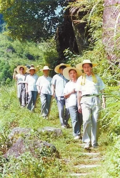 1989年7月，習(xí)近平在壽寧縣山村。