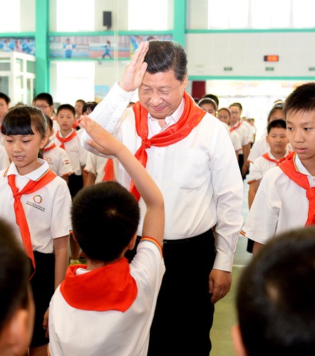 2014年5月30日，習(xí)近平總書(shū)記來(lái)到北京市海淀區(qū)民族小學(xué)，參加慶?！傲弧眹?guó)際兒童節(jié)活動(dòng)。