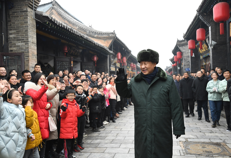 2022年1月27日，習近平總書記在平遙古城向現(xiàn)場群眾揮手致意。
