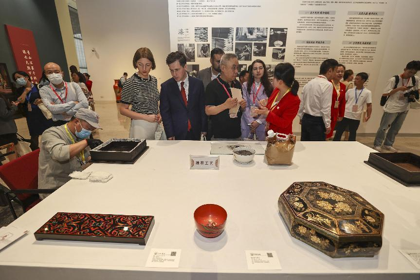 2023年5月28日，北京，推光漆器匠人為駐華使節(jié)展示技藝。