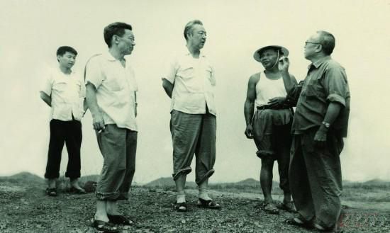 1978年8月，習(xí)仲勛（左三）在廣東惠陽農(nóng)村調(diào)研。在清華大學(xué)讀書的習(xí)近平（左一）利用暑假時(shí)間參加社會(huì)實(shí)踐，隨同父親一起下鄉(xiāng)。