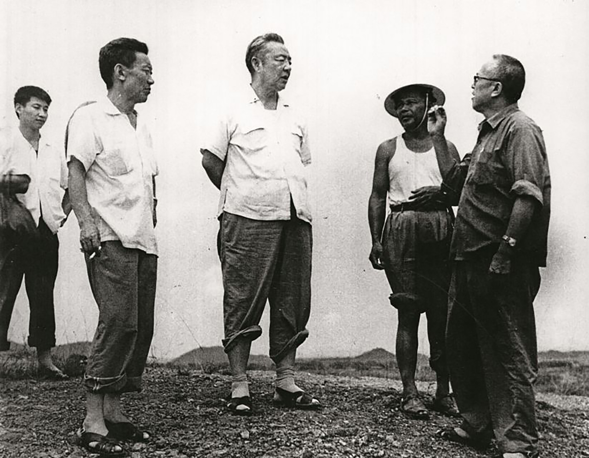 1978年8月5日，習(xí)仲勛（中）在廣東惠陽地區(qū)調(diào)研。左二為廣東省委農(nóng)村工作部副部長杜瑞芝，右一為惠陽地委書記李富林。 左一為當(dāng)時正在清華大學(xué)暑期的習(xí)近平。
