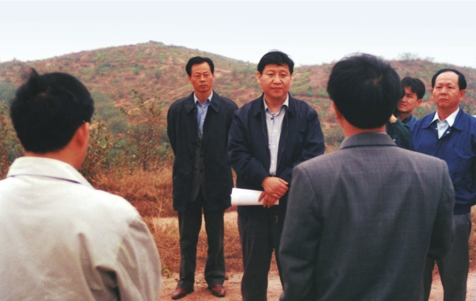 1999年11月，習近平在龍巖市長汀縣河田水土流失治理區(qū)調研。圖源：《習近平在福建（下）》