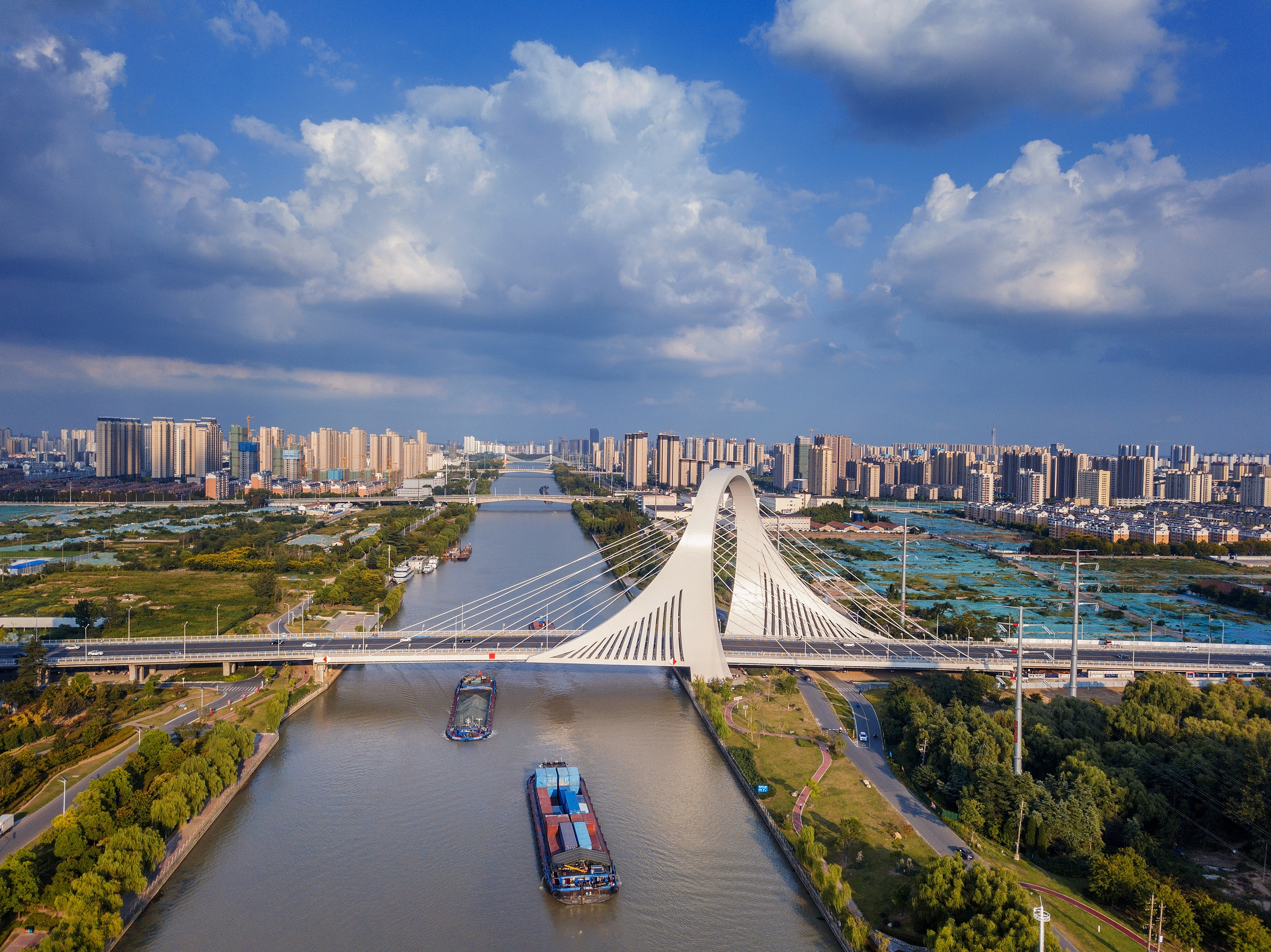 2022年9月12日，幾艘船舶行駛在江蘇淮安運河大橋附近。