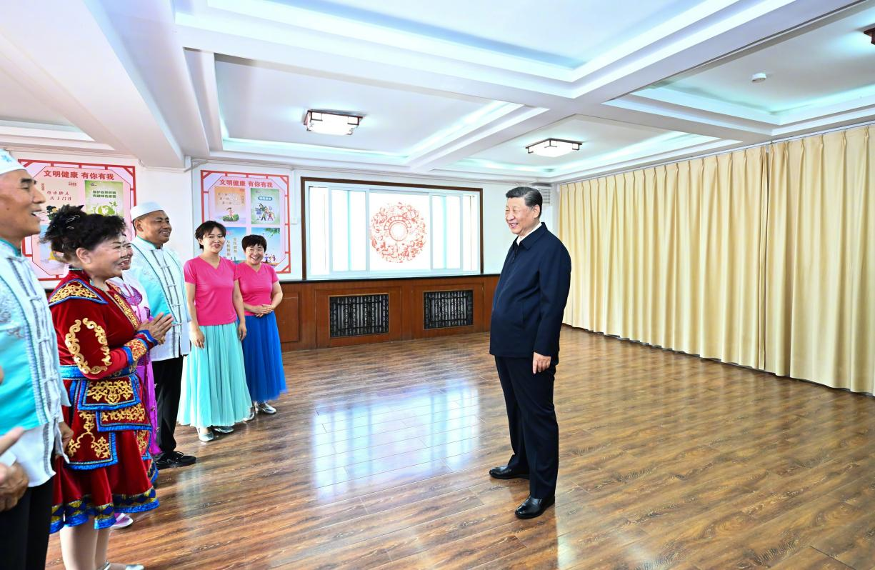 6月19日下午，習近平總書記在銀川市金鳳區(qū)長城花園社區(qū)活動室考察時，同社區(qū)居民親切交流。