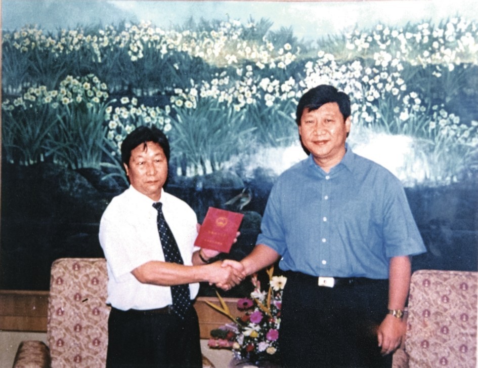 2000年7月，習(xí)近平為福建農(nóng)林大學(xué)教授林占熺頒發(fā)福建省政府“一等功”榮譽(yù)證書。圖源：《習(xí)近平在福建》（下）