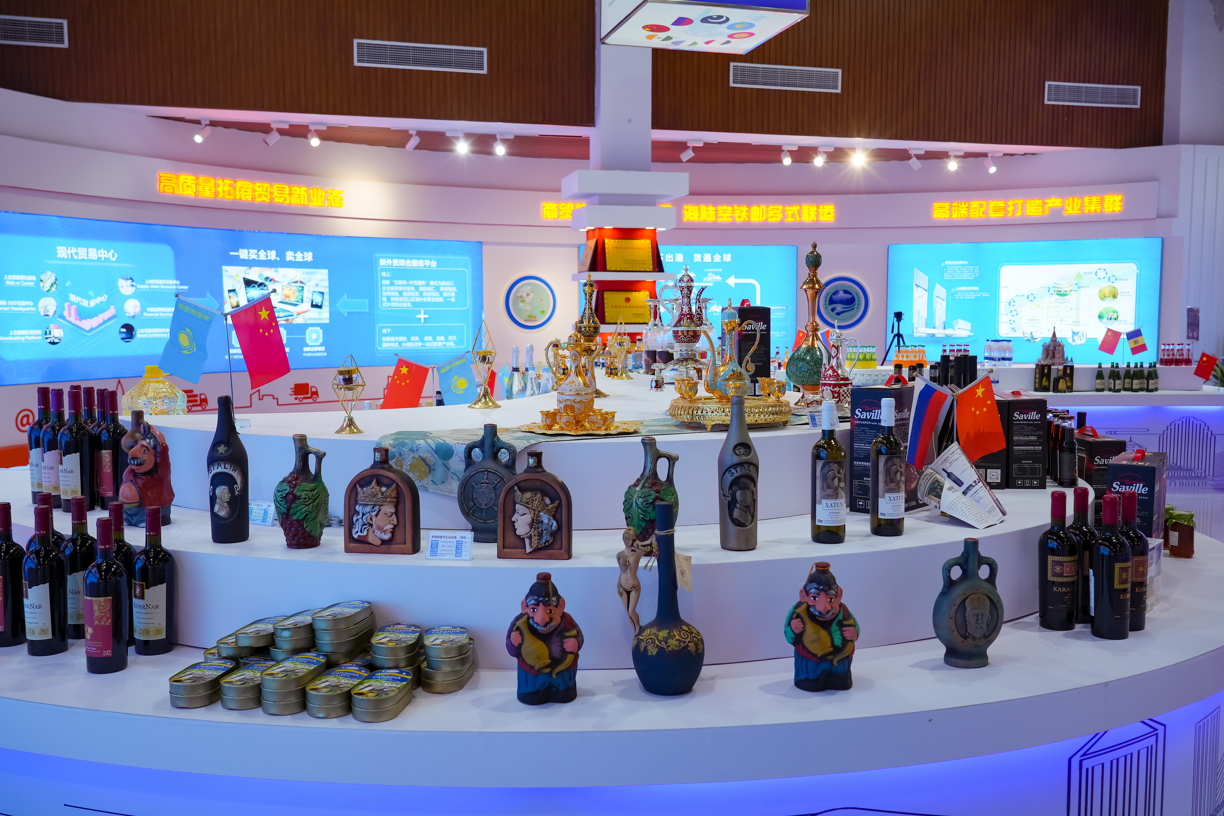 2022年10月19日，青島，上合示范區(qū)展出的上合國家特色商品。
