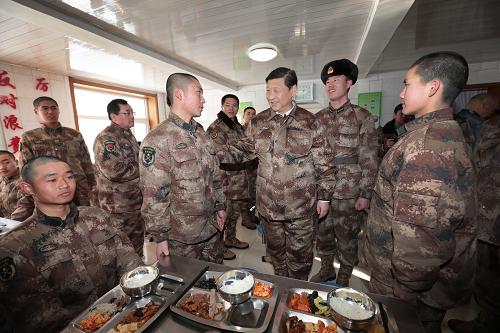 2014年1月26日中午，習(xí)近平來到連隊(duì)食堂，同戰(zhàn)士們一起用餐。新華社記者 李剛 攝